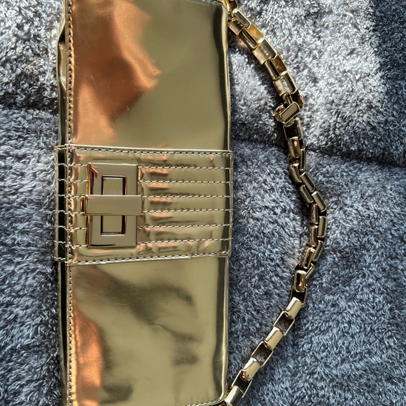 Koobq Penelope gold patent clutch with removable thick gold chain strap - Picture 4 of 4